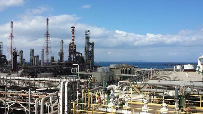 Blitz della Forestale alla Saras, nuovi sequestri per gli sversamenti nel mare di Sarroch