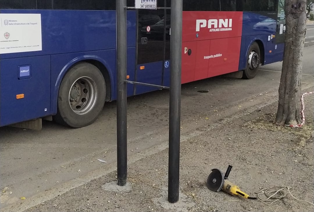 Cagliari, guerra alle affissioni abusive: rimossi 10 cartelloni pubblicitari non autorizzati