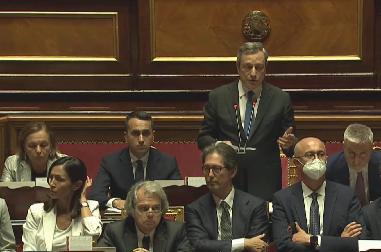 Il governo si sfascia, centrodestra e 5 Stelle mandano Draghi a casa: si vota il 2 ottobre