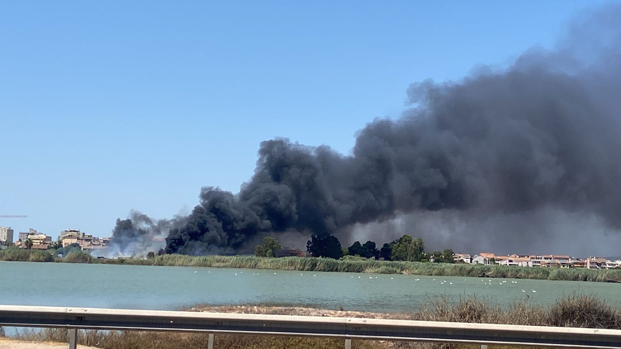 Mega incendio a Quartu, fiamme altissime e densa colonna di fumo nero dentro Molentargius (VIDEO)