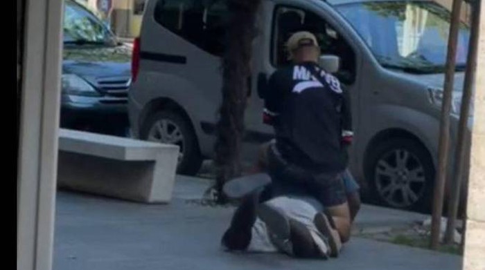 Alika, in tanti sotto choc per il nigeriano ammazzato “a mani nude”: “Perchè non li avete fermati?”