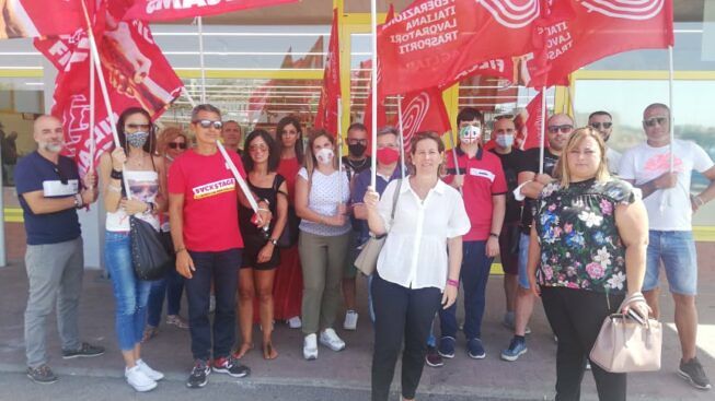 Cagliari, la rivolta dei dipendenti dell’Eurospin: “Lavoro troppo pesante e turni organizzati male”
