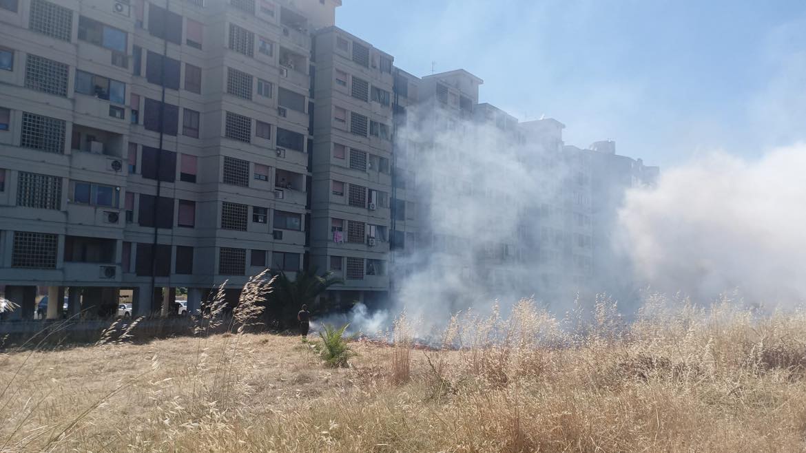 Quartu, fiamme e paura a Pitz’e Serra: il fuoco quasi lambisce i palazzi
