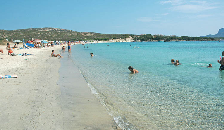 Tragedia in spiaggia in Sardegna: malore fatale per una donna, muore sotto gli occhi del marito e dei bagnanti