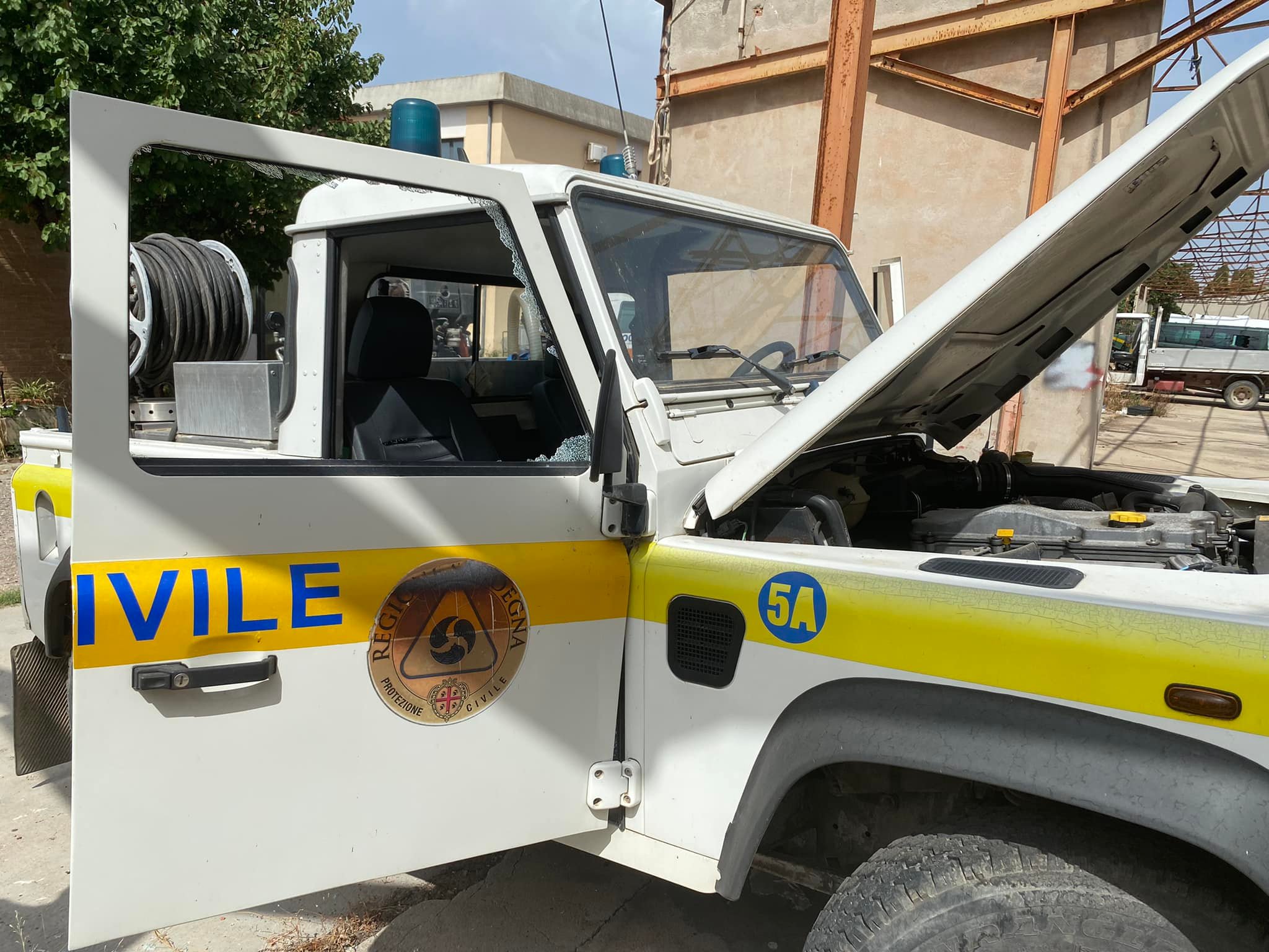 Ambulanze distrutte e defibrillatori rubati: “Aiuteremo la Prociv Quartu a tornare in pista”
