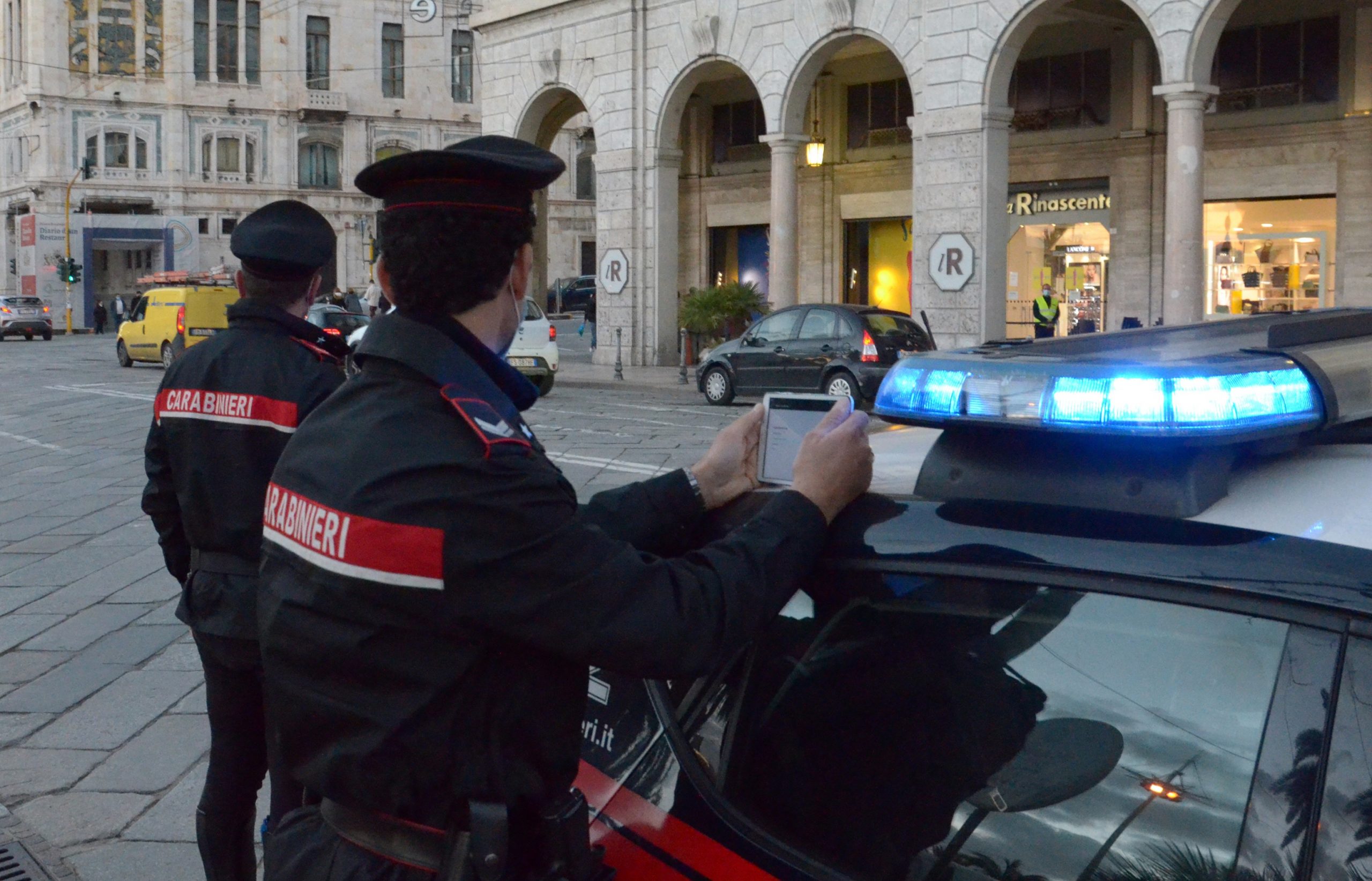 Cagliari, fa incetta di vestiti alla Rinascente ma non li paga: 28enne di Pula nei guai