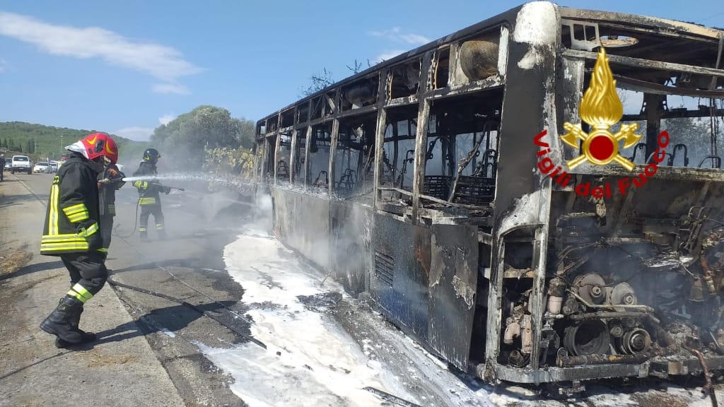 San Basilio, bus divorato dalle fiamme: i passeggeri scappano a piedi sulla Provinciale