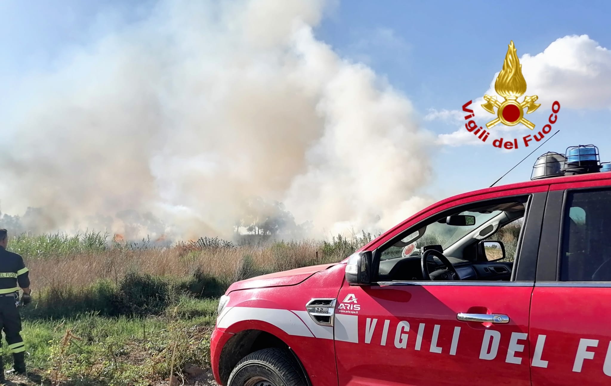 Paura a Elmas, incendio nella zona di Terrasili: minacciati gli animali