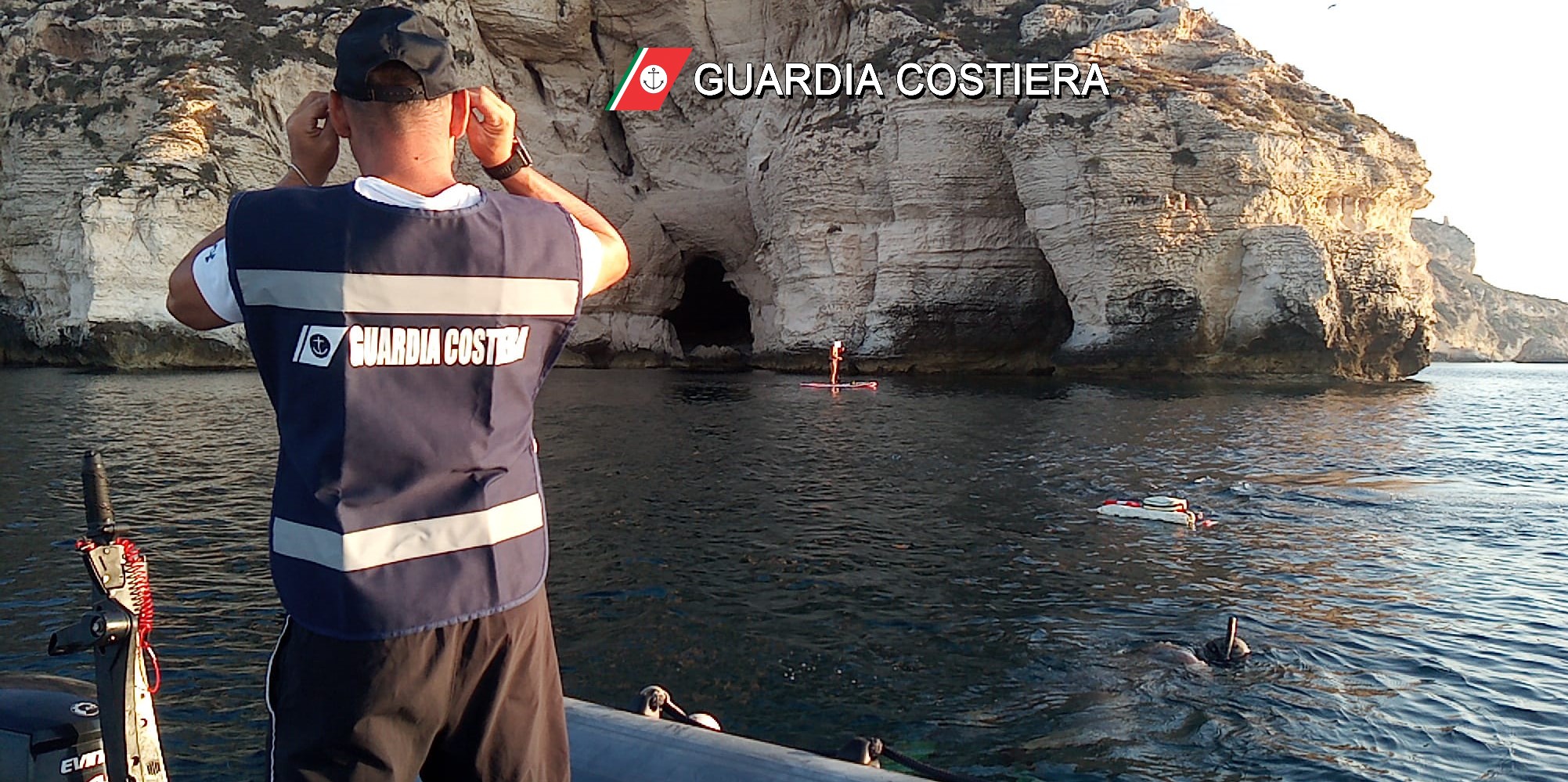 Cagliari, spacca a mazzate le rocce per rubare datteri di mare: sub denunciato