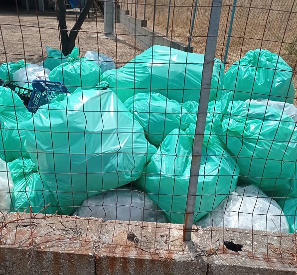 Comune della Sardegna da oltre 10 giorni senza raccolta dei rifiuti: “Grave situazione igienico sanitaria”