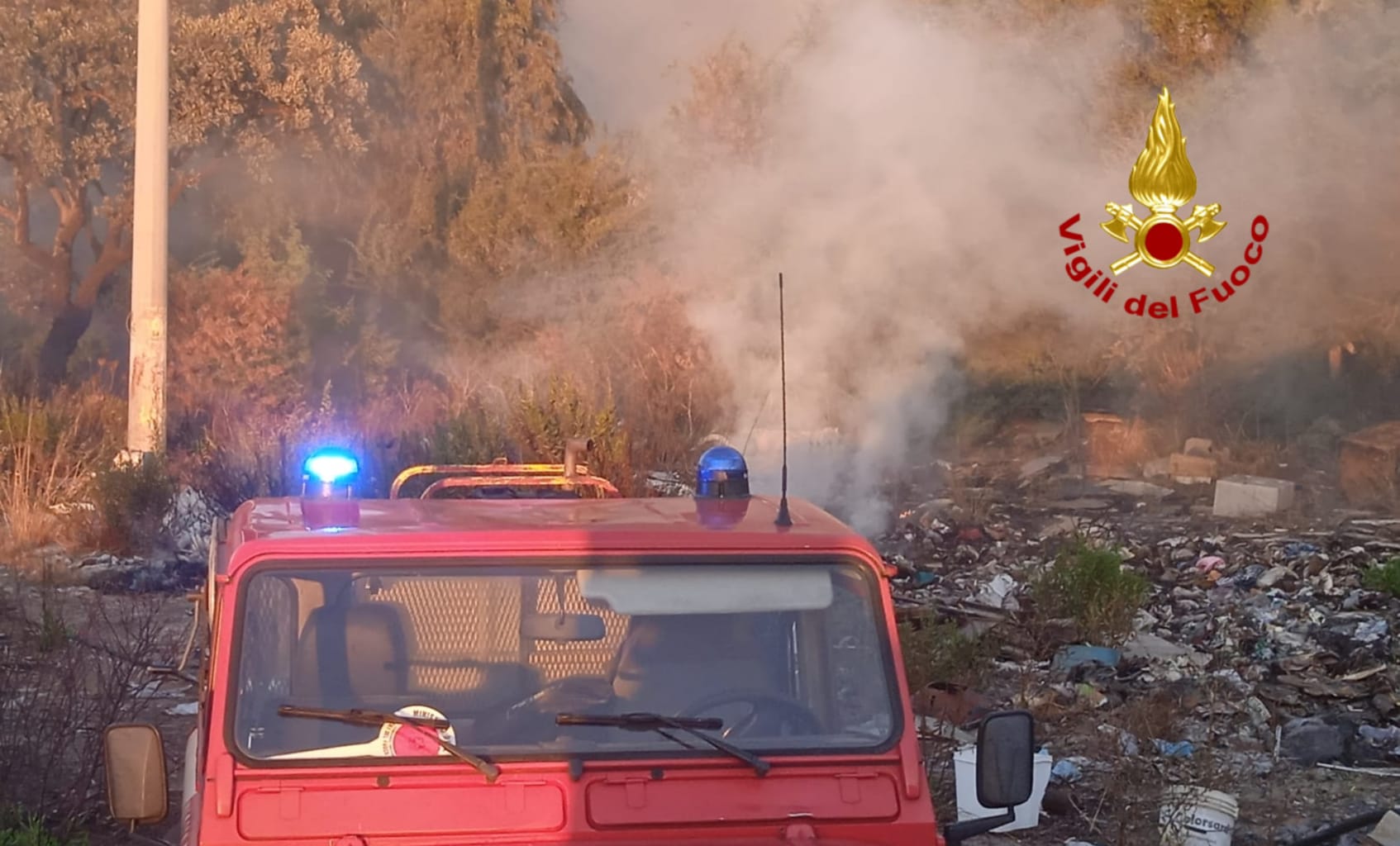 Paura a Carbonia, maxi incendio a Sirai: in fiamme masserizie, plastica e gomme