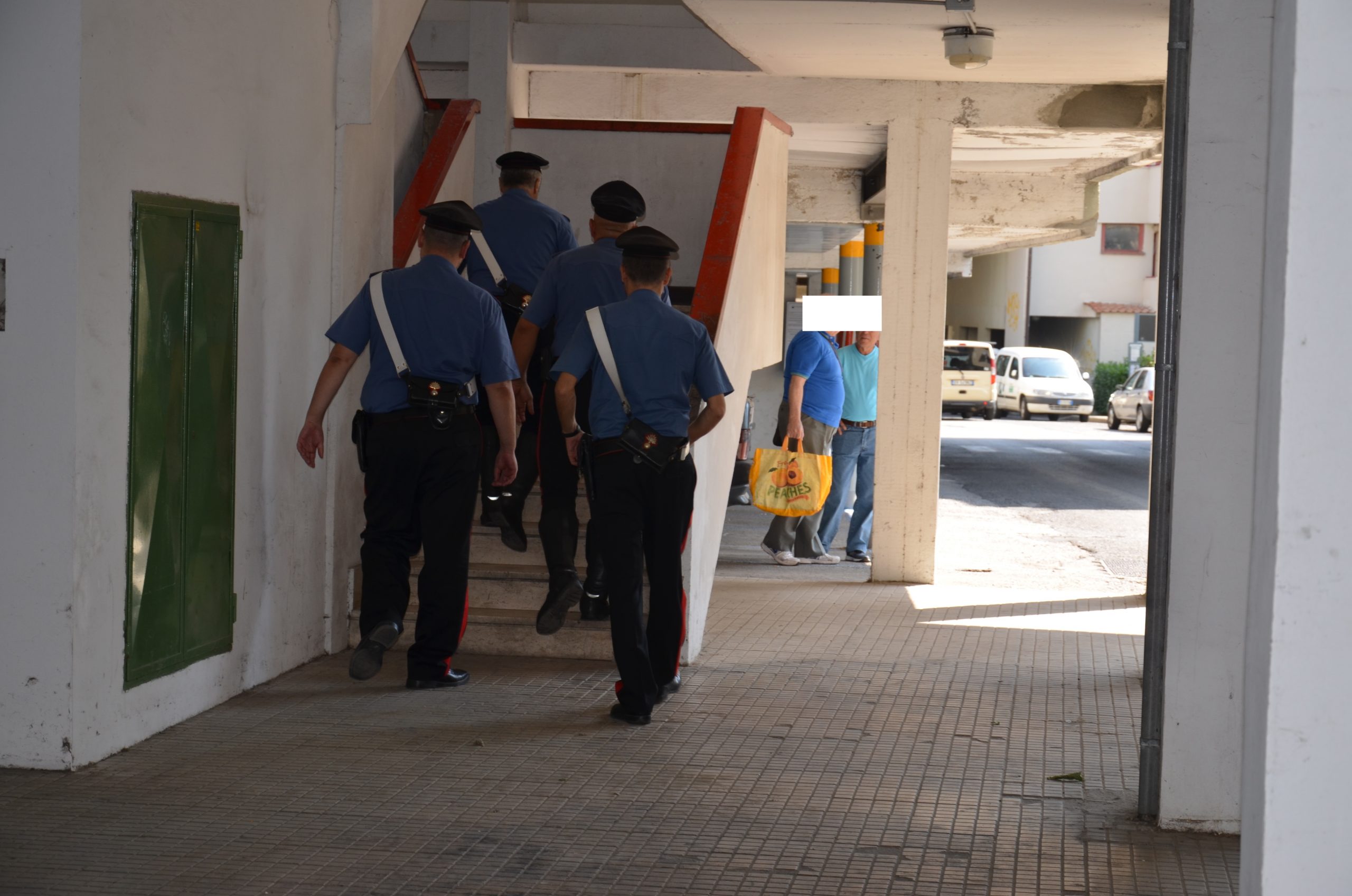 Ruba un cancello, due rotoli di rete metallica e 16 paletti: pensionato denunciato a Capoterra
