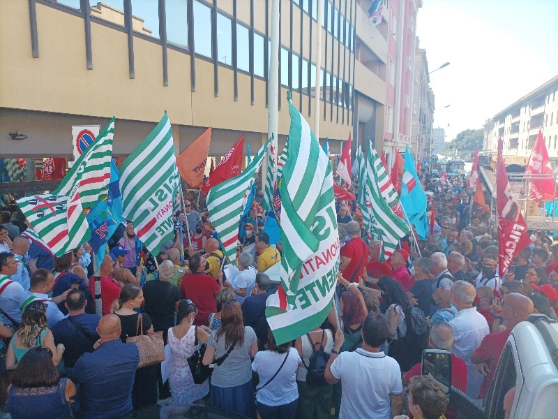 Sanità in ginocchio in Sardegna, maxi protesta: “Reparti e pronto soccorso chiusi con i lavoratori che si licenziano”