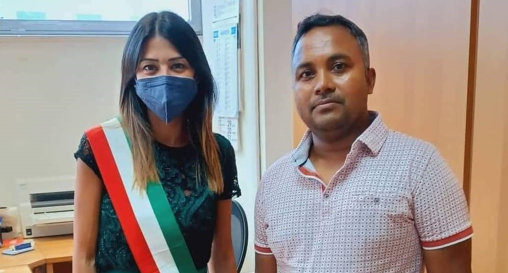 Vende le rose a Cagliari da 15 anni, ora “Bellixeddu mera” è cittadino italiano