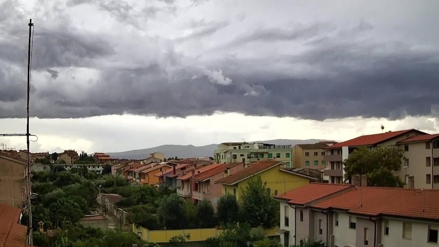 Bombe d’acqua in Sardegna, maltempo da paura: case allagate, evacuato un asilo