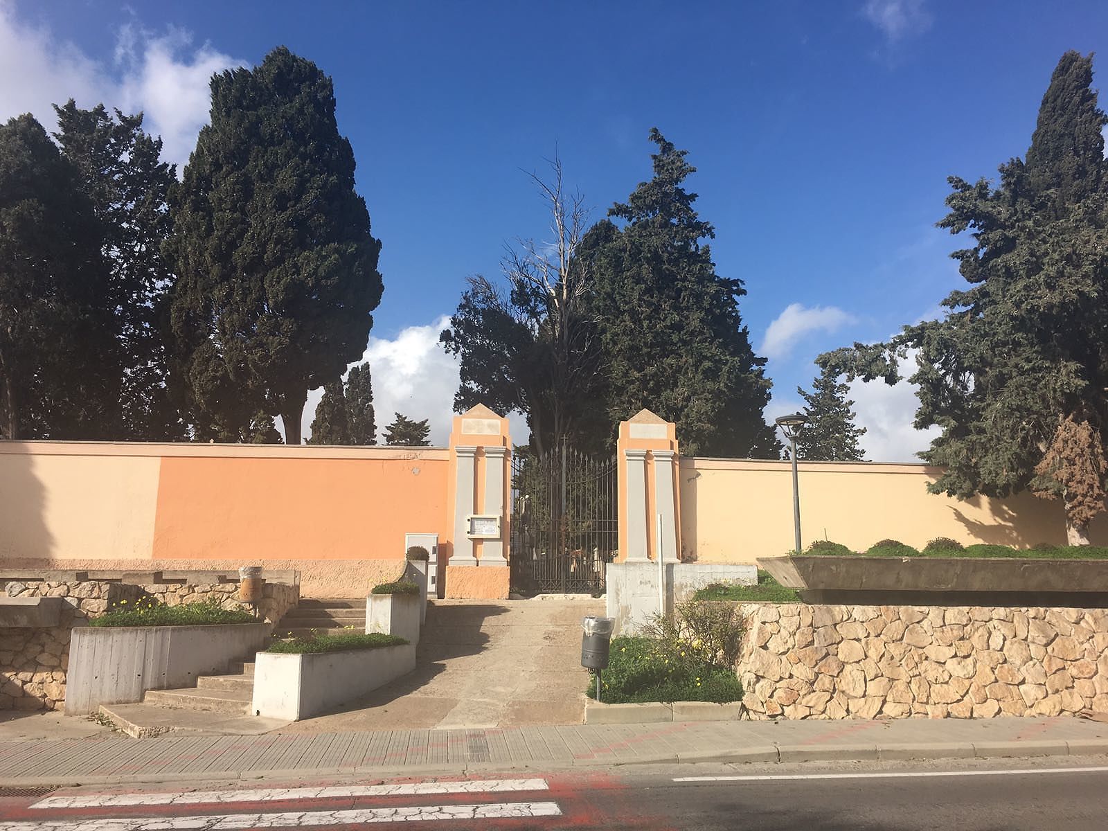 Selargius, mini car tra le tombe del cimitero per anziani e disabili