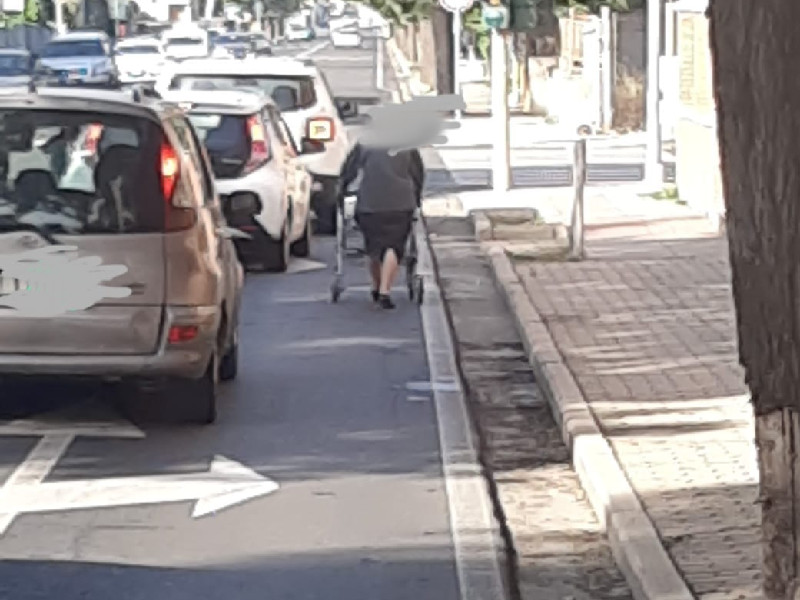 A Selargius tanti marciapiedi disastrati: “Anche gli anziani costretti a camminare sul bordo delle strade”
