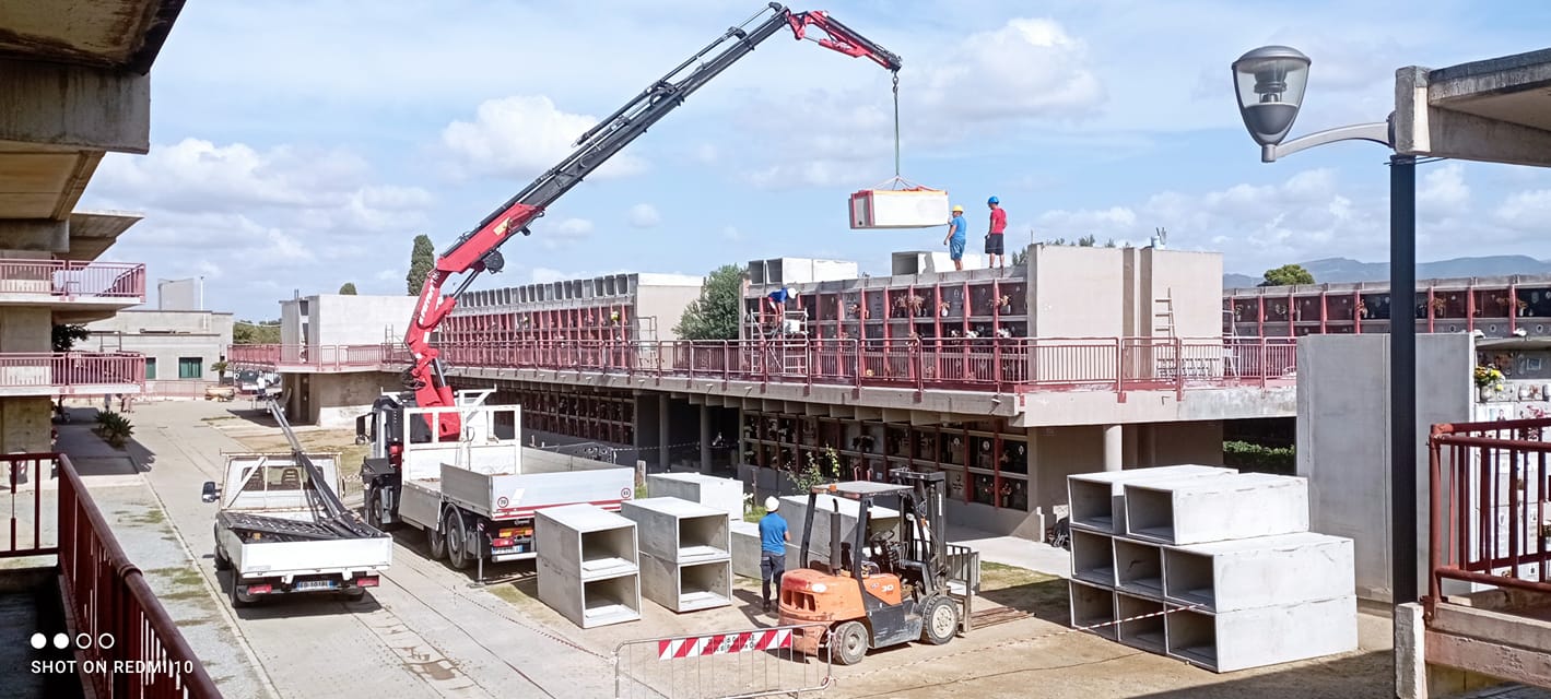 Quartu, la pioggia rallenta il seppellimento dei morti: cimitero sbarrato per svuotare la sala mortuaria