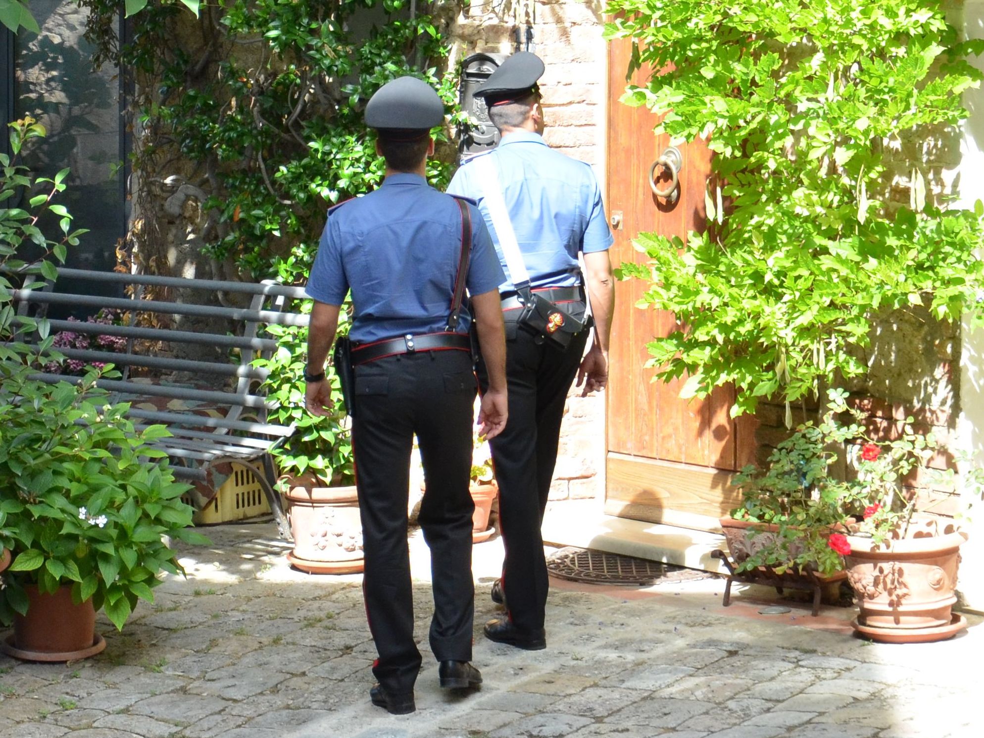 Spacciava droga nel giardino di casa, pusher arrestato a Selargius