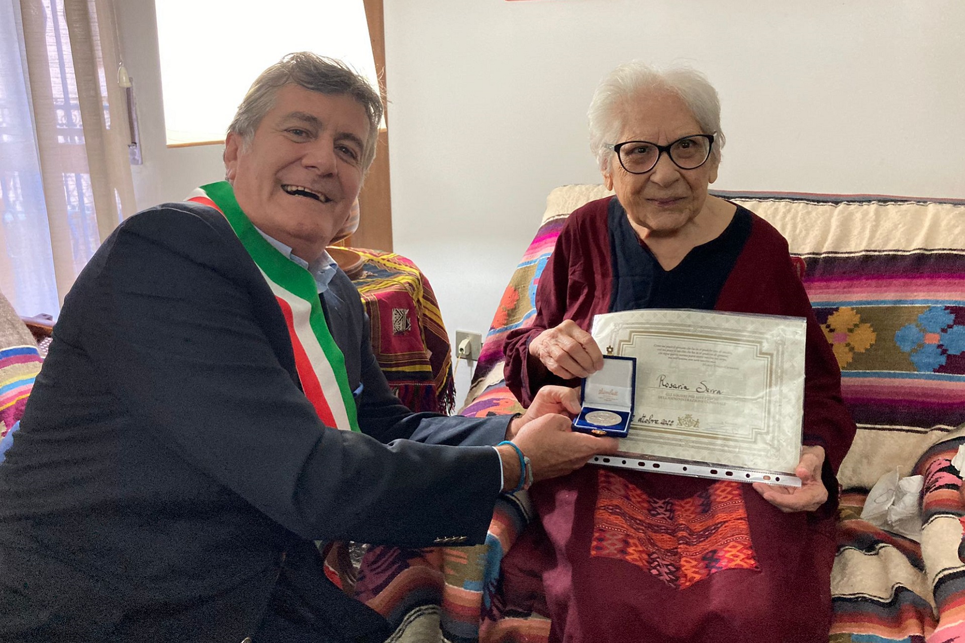 Auguri alla nonnina di Cagliari, Rosaria Serra compie 102 anni