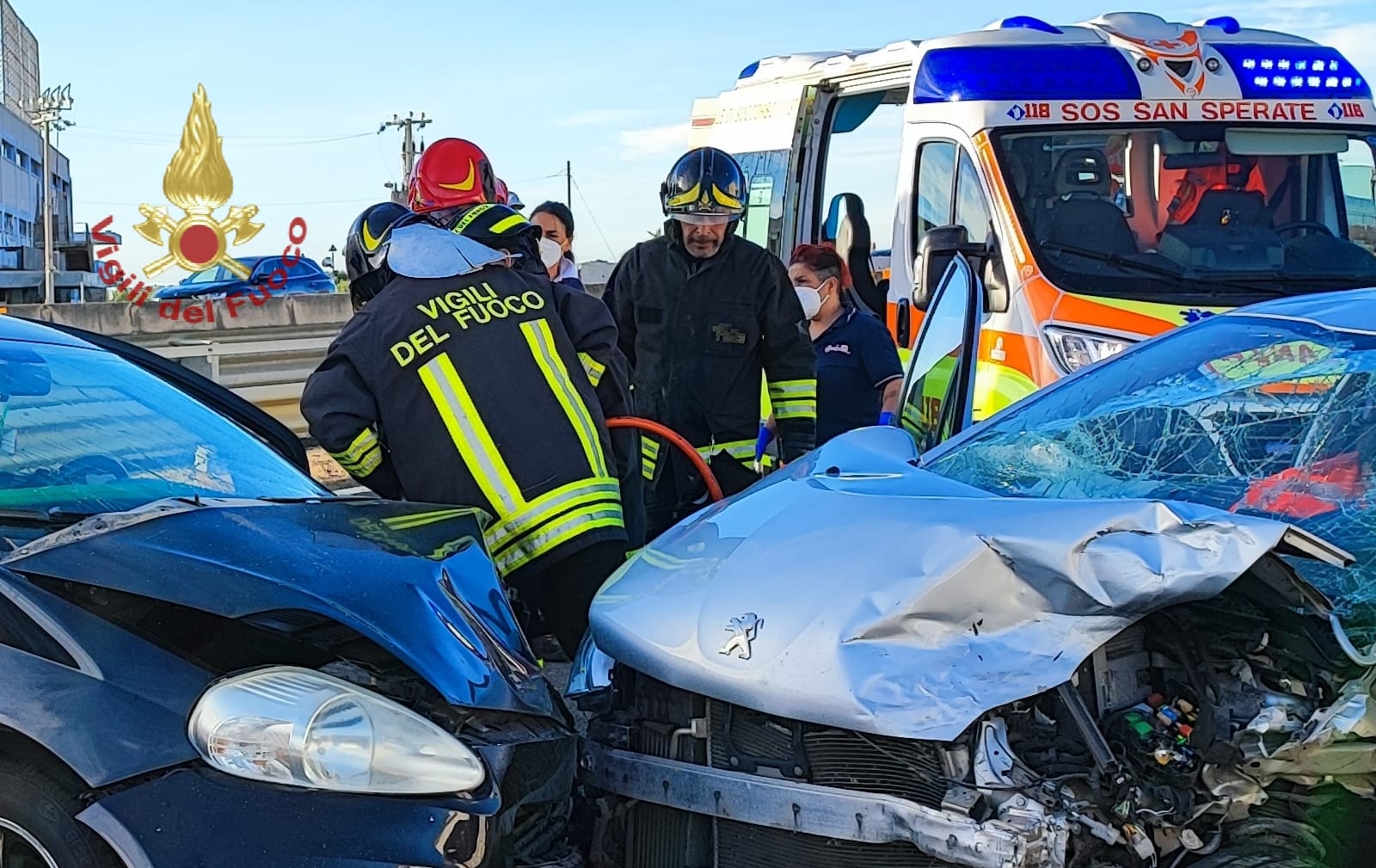 Scontro frontale fra auto a San Sperate, due persone in codice rosso