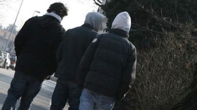 Sinnai, follia in paese: “Un ragazzino minacciato da una baby gang sotto casa”