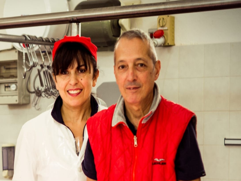 Dalla macelleria ai supermercati, la scelta salvavita di una coppia di San Gavino: “Non avevamo mai avuto padroni”