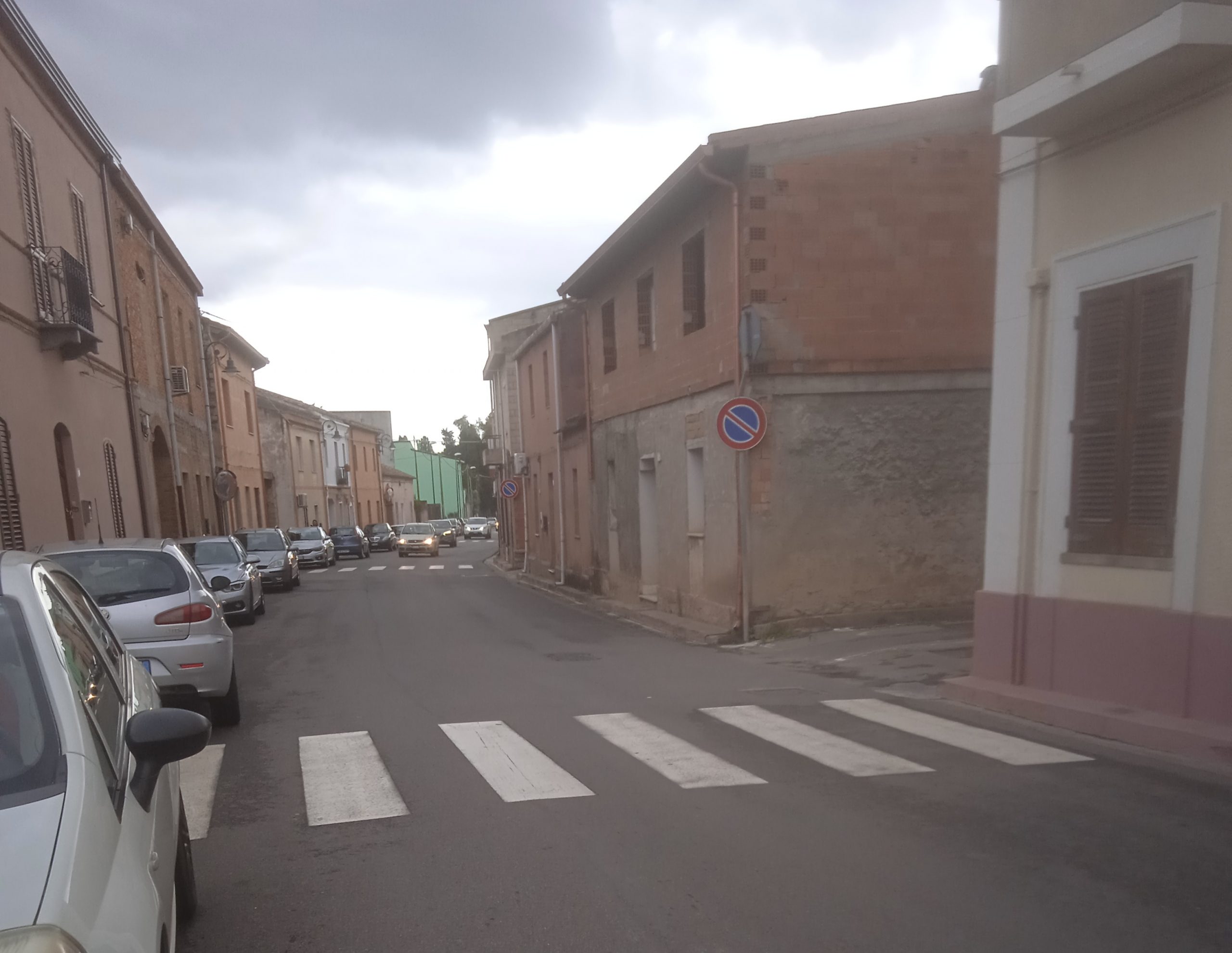Auto a tutta velocità in via Cagliari, paura a Serramanna