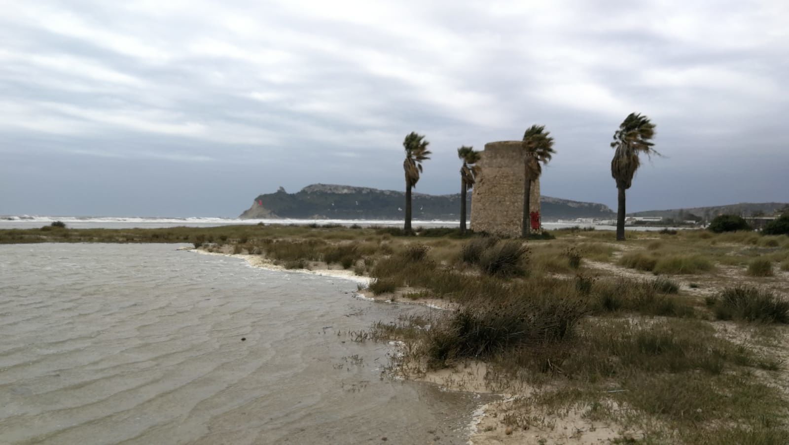 Meteo Casteddu, la Sardegna presa a schiaffi dal forte vento: rischio mareggiate