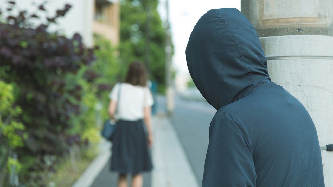 Donne perseguitate e vessate anche da sconosciuti, 4 casi di stalking in un mese a Cagliari