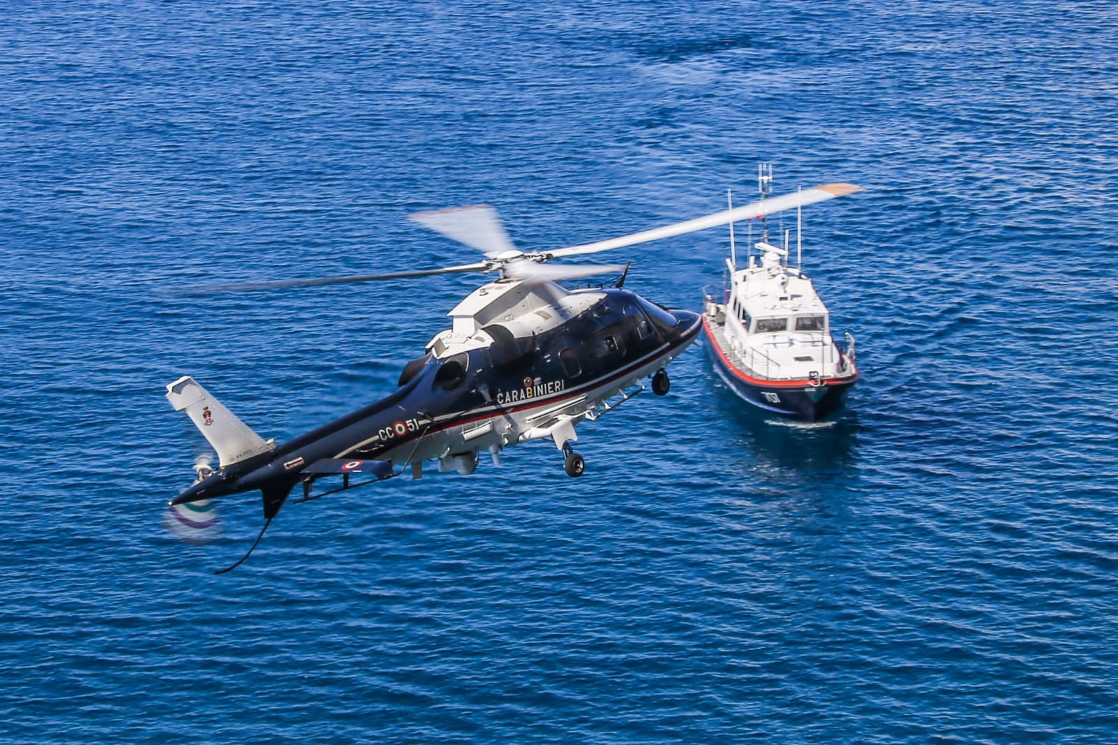 Pula, altri 8 tunisini sbarcati da un gommone a Santa Margherita: intervento dei carabinieri