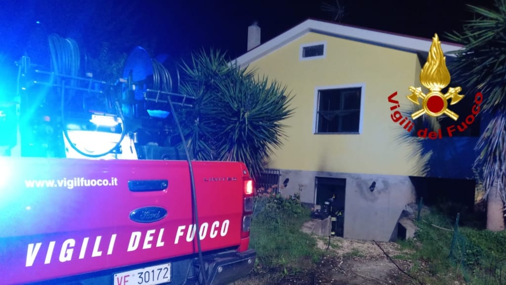 Casa in fiamme a Oristano, i pompieri domano il rogo e salvano due cani