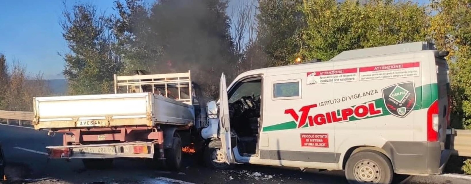 Le auto in fiamme, l’assalto con lo scontro a fuoco e gli spari ai passanti: giornata di terrore sulla 131