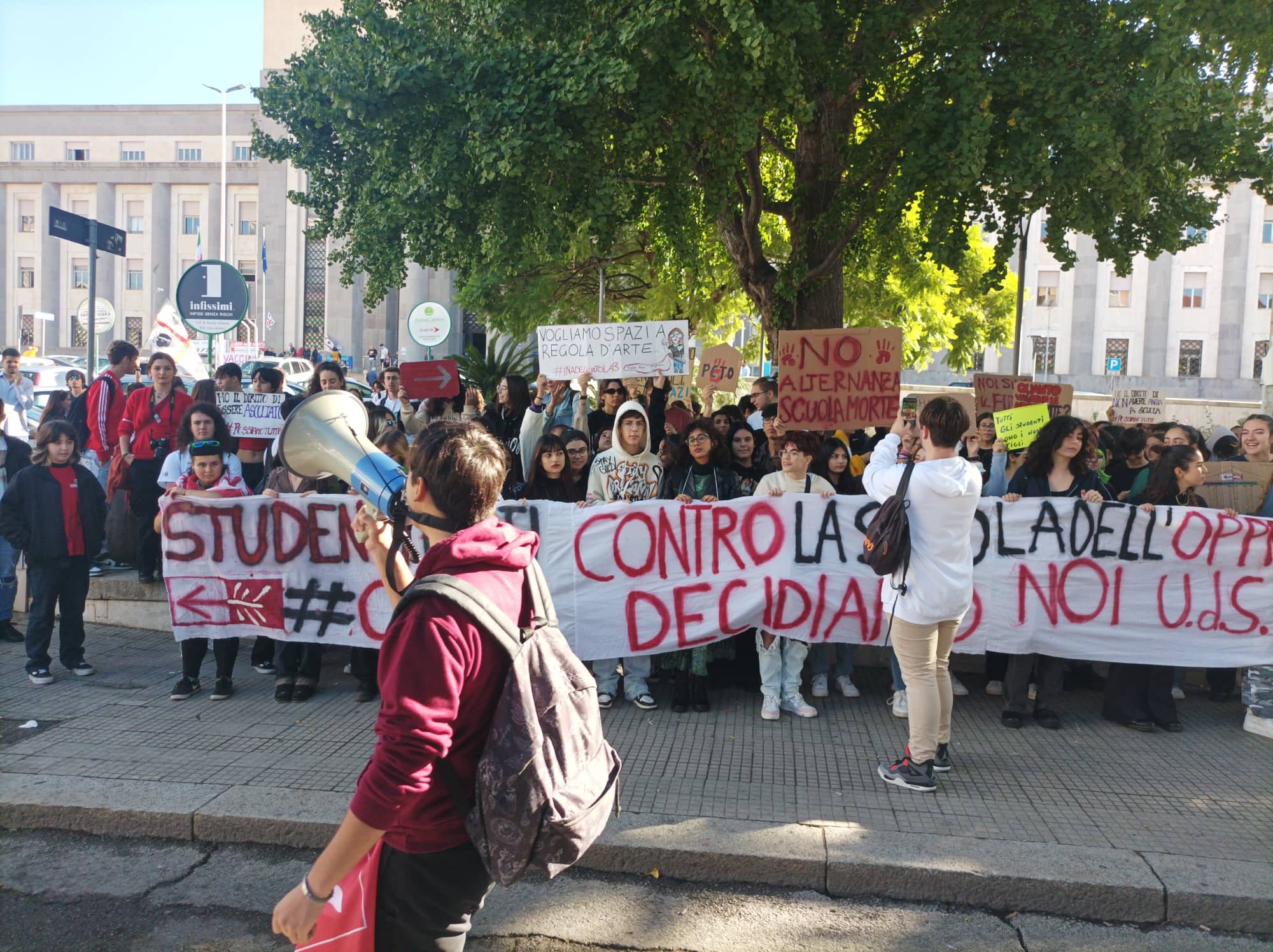 Cagliari, 200 studenti in corteo: “Vogliamo più sicurezza, finanziate le scuole e non la guerra”