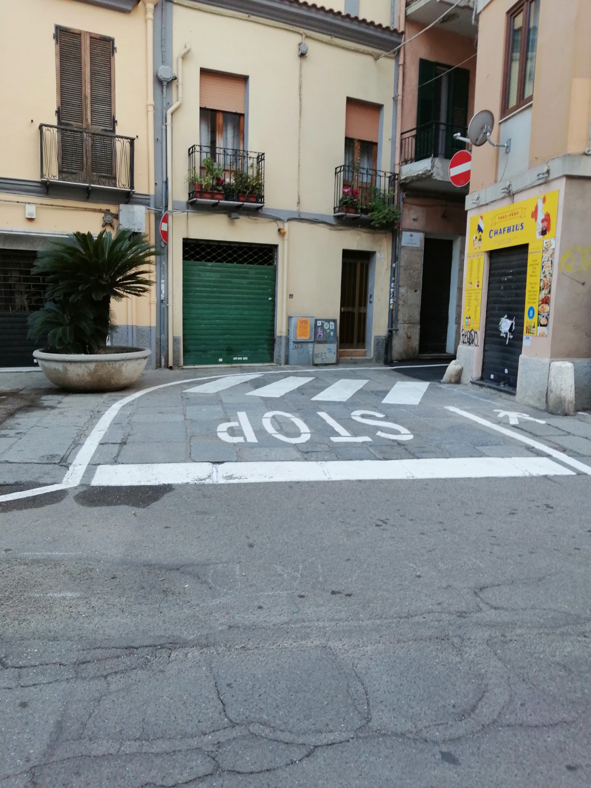 “Pasticcio sui marciapiedi del corso Vittorio Emanuele a Cagliari, vietati passeggini e carrozzelle”