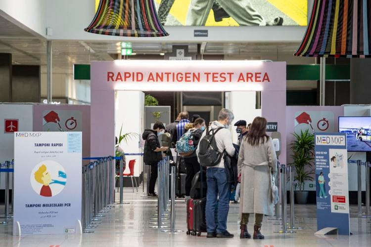 Torna l’incubo Covid, tamponi obbligatori per chi arriva dalla Cina