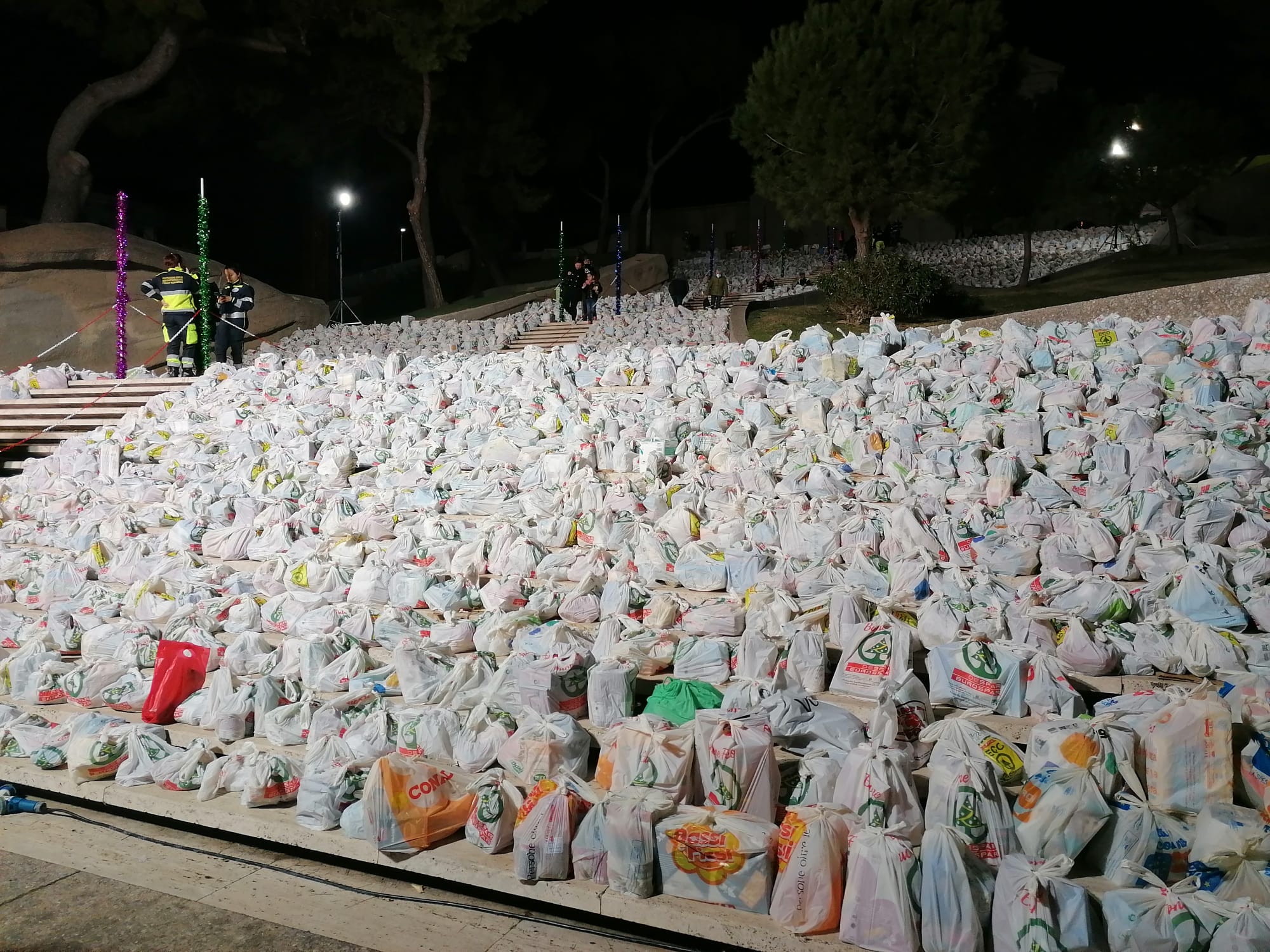 L’infinito “Miracolo di Natale”, a Cagliari scalinata di Bonaria invasa dai doni: “Abbiamo riempito due tir”