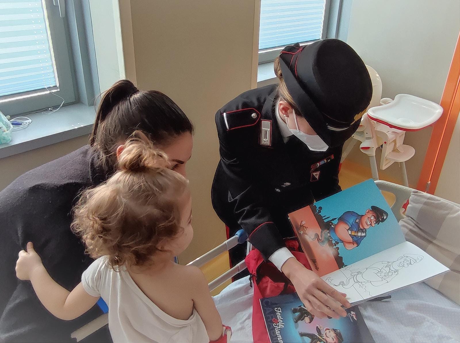 Cagliari, i doni dei carabinieri ai bimbi del Microcitemico