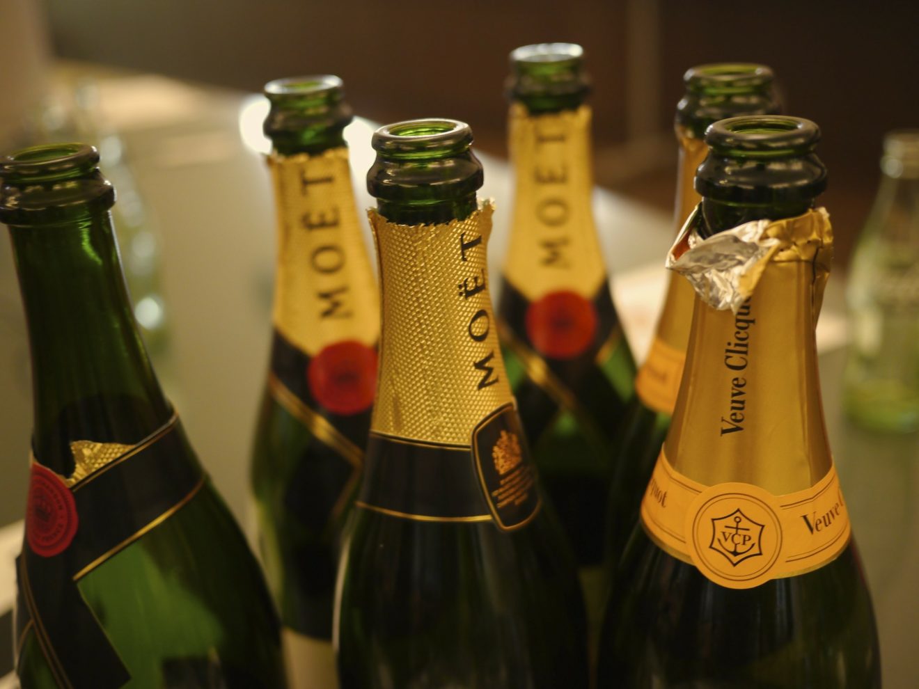 Rubano 6 bottiglie di champagne da un supermercato: 3 stranieri espulsi dalla Sardegna
