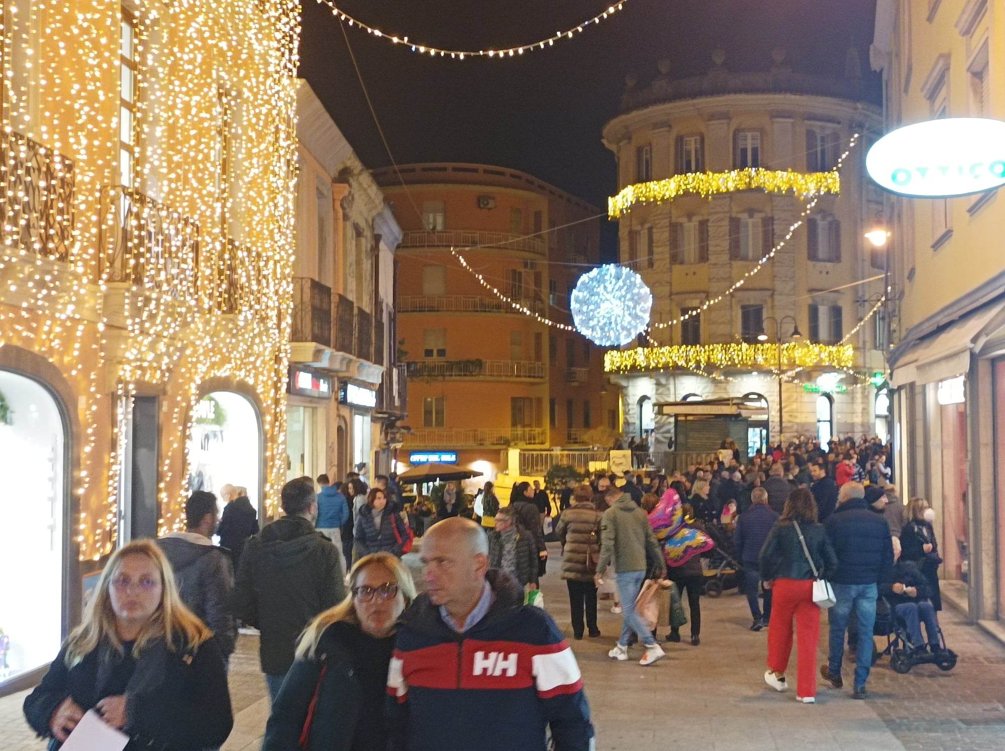 Panettoni e addobbi carissimi, stangata per le famiglie sarde: “Dovranno spendere 65 milioni in più”