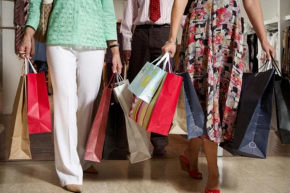 Fanno shopping col bancomat di un’anziana scippata a Cagliari, due ragazze nei guai