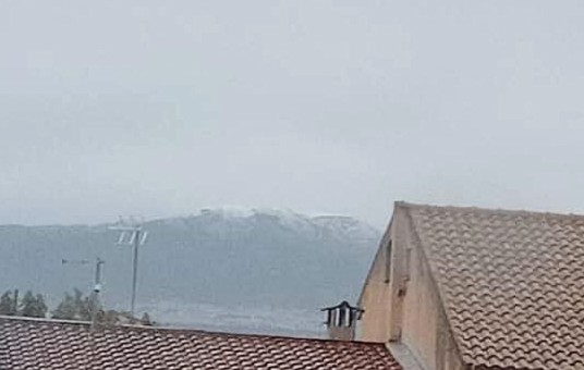 Neve anche a Villacidro, freddo da battere i denti: imbiancato il monte Linas