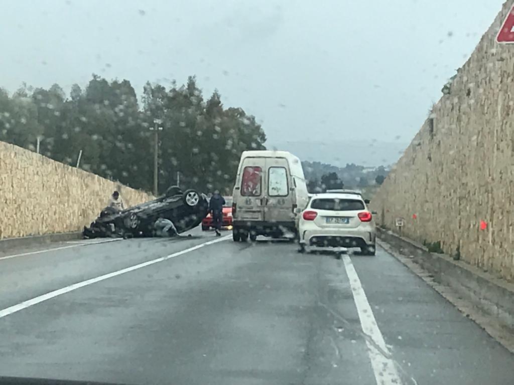 Sbanda sulla strada allagata e si capovolge con l’auto: 27enne di Selegas illeso per miracolo