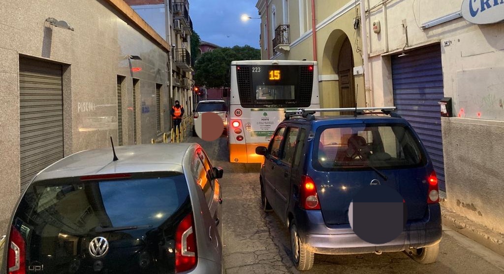 Pirri, auto mal parcheggiate e il bus non passa: “Succede ogni mattina”