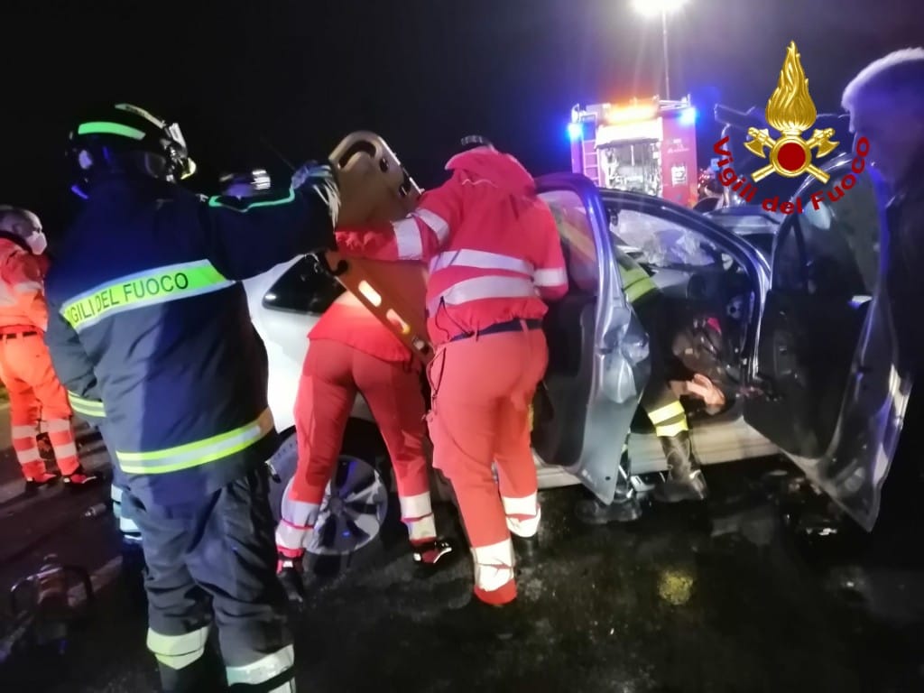 Terribile schianto frontale a Villamar, 4 persone estratte dalle lamiere e in gravissime condizioni