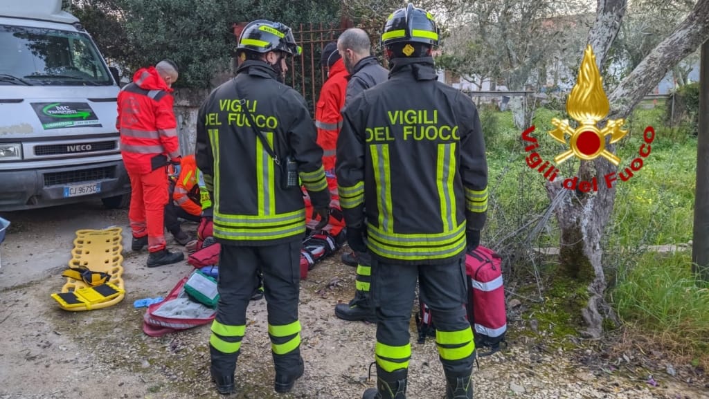 Corriere 30enne resta schiacciato dal suo furgoncino a Sassari: è grave