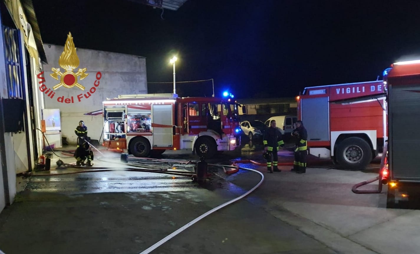 Fiamme in un’officina meccanica a Siliqua, duro lavoro per i vigili del fuoco
