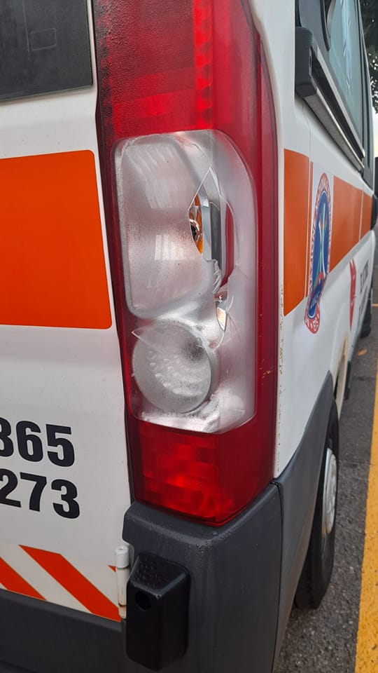 Serrenti, ambulanza presa di mira dai balordi: “Faro spaccato da chi ha una vita inutile”
