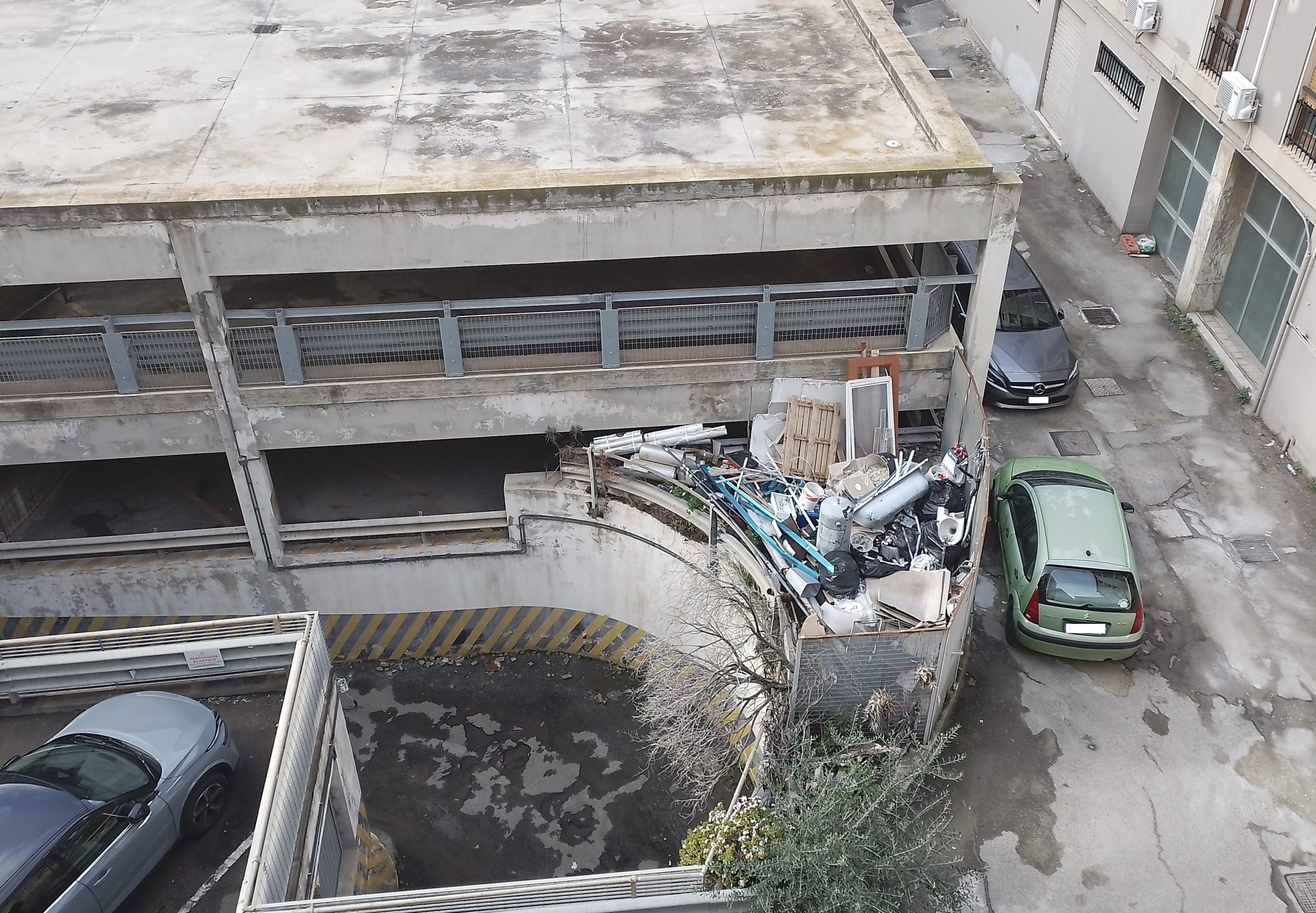 Cagliari, lo sfregio del multipiano sbarrato da 16 anni: 400 posti vuoti e circondati da macerie