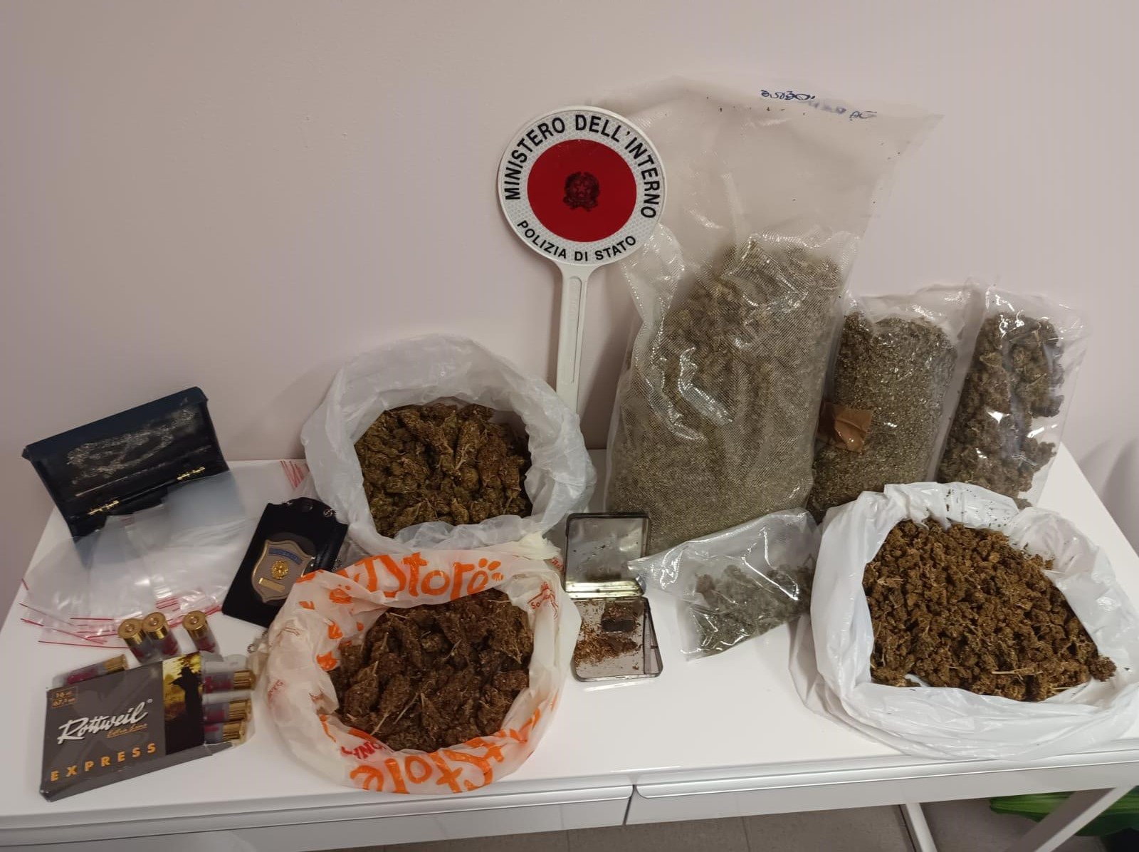 Nascondeva le confezioni di marijuana nel forno della cucina: arrestato un 56enne a Sinnai
